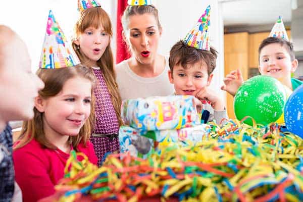 Eine Gruppe Kinder auf einer Geburtstagsfeier.